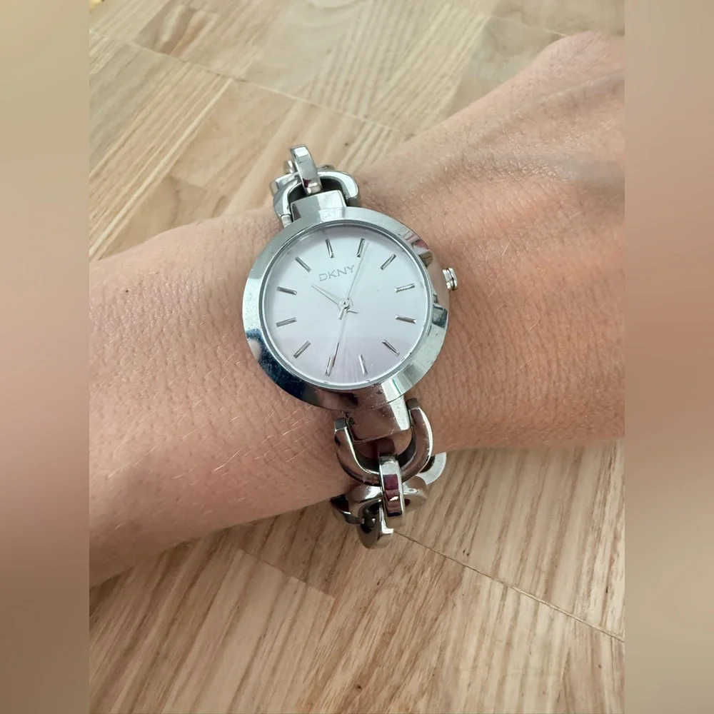 DKNY ladies stainless steel link bracelet watch NEW BATTERY